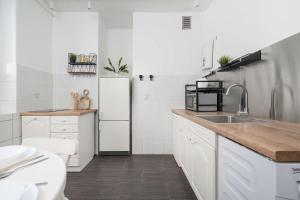 A Unique Apartment on the Wrocław Market Square with a Balcony by Noclegi Renters