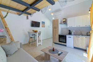 House with three apartments Maka