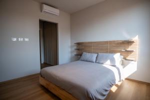 GuestHost - Modern Apartment with Balcony