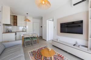 Summer Bliss 1BR Apartment Lemon Residence by PikHost