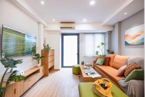 Gon De Home Nguyen Trai 6BRs 5WCs House D1