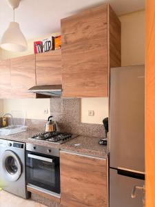 Bright and modern flat, with Pool & Free Parking