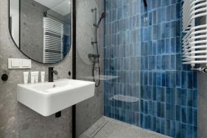 Nowoczesny Apartament z Tarasem i Parkingiem by Noclegi Renters