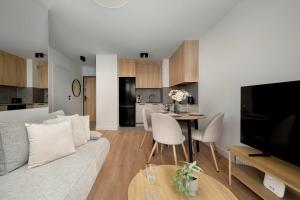 Nowoczesny Apartament z Tarasem i Parkingiem by Noclegi Renters