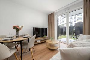 Nowoczesny Apartament z Tarasem i Parkingiem by Noclegi Renters