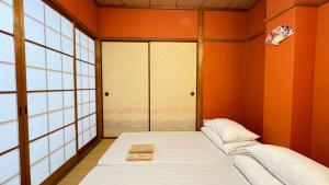 Japanese Western 2 Bedroom - 5 Min from Teradacho Station - Sleeps 5