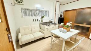 Japanese Western 2 Bedroom - 5 Min from Teradacho Station - Sleeps 5
