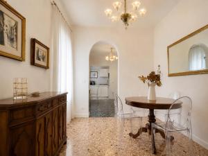 Venice at Home - Spacious Venetian Apartment 2 Min from Rialto