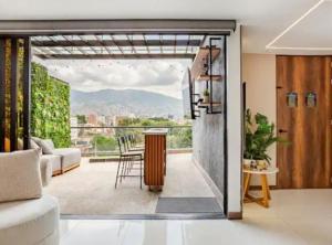 Apartamento Duplex con terraza, jacuzzi y minigolf, Poblado Medellin