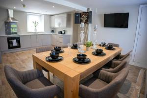 Contractor Group Stay with TVs Wi-Fi & Outdoor Area