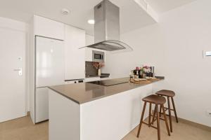 1BR Beachfront - Walk to Center and Marina