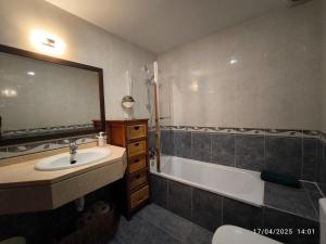 Apartment with 3 bedrooms, 2 bathrooms, garage, and Wi-Fi