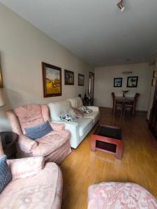 Apartment with 3 bedrooms, 2 bathrooms, garage, and Wi-Fi