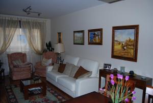 Apartment with 3 bedrooms, 2 bathrooms, garage, and Wi-Fi