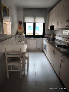 Apartment with 3 bedrooms, 2 bathrooms, garage, and Wi-Fi