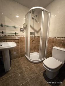 Apartment with 3 bedrooms, 2 bathrooms, garage, and Wi-Fi