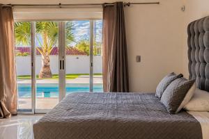 Big house with pool and sea view