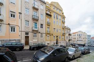 Old style fully renewed and spacious 3-bed apt