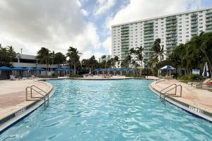 Bright Spacious 2BR Near Beach Pool Retreat