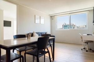 Bright 2BR Retreat with Stunning Panoramic Views