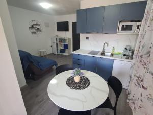Yoshi Carov Apartments