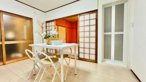 Japanese Western 2 Bedroom - 5 Min from Teradacho Station - Sleeps 5