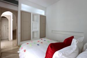 Riad Saha, 5 bedrooms, breakfast , pool, medina