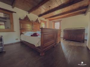Casetta dalle finestre rosse