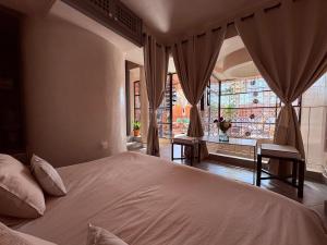 Riad Souffle dOrient, excellent access, pool, medina