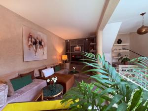 Riad Souffle dOrient, excellent access, pool, medina