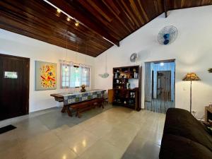 Linda casa confortável e tranquila ao lado da praia de Itamambuca , Pet friendly