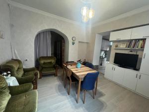 Baratashvili 27 Italian Yard Apartment