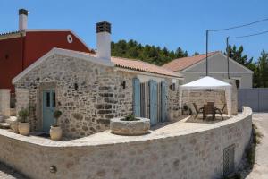 Lithos Luxury Home