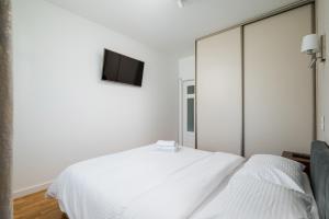 Bemowo Modern Apartment with Garden by BookingHost