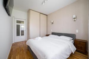 Bemowo Modern Apartment with Garden by BookingHost