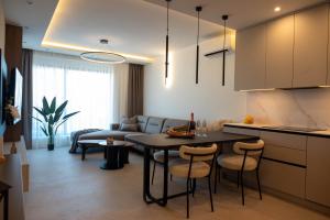 AMORIS - Luxury Penthouse with Private Rooftop & Jacuzzi
