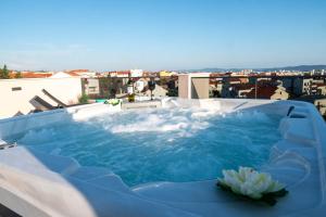 AMORIS - Luxury Penthouse with Private Rooftop & Jacuzzi