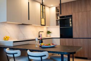 AMORIS - Luxury Penthouse with Private Rooftop & Jacuzzi