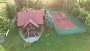 Dom z bala kort tenisowy ,linia brzegowa plaża ,pomost ,kajaki, łódka