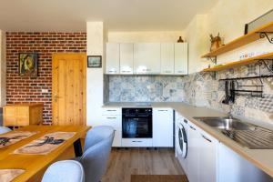Ares Slopeside Apartment