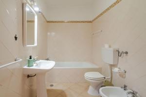 Rare 2 Suite Apt in the Historic Center - 110m to Beach