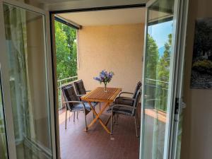 Moderne Ferienwohnung mit Seeblick, Pool & Balkon