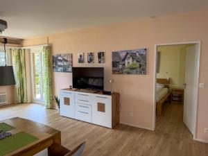 Moderne Ferienwohnung mit Seeblick, Pool & Balkon