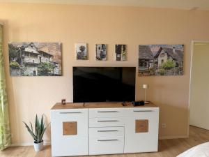 Moderne Ferienwohnung mit Seeblick, Pool & Balkon