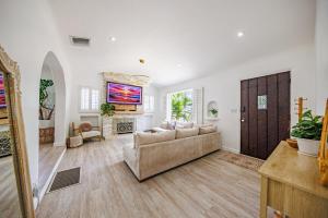 Renovated 3BR Santa Monica Home - Sleeps 6