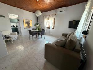 The Mulberry House Seaside - Beachfront Holiday Home