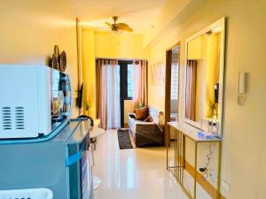 1bedroom with balcony PoolView at Shore3 near MOA and NAIA with Netflix and Pool newlyturnover unit