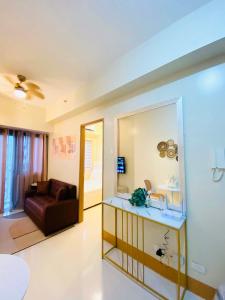 1bedroom with balcony PoolView at Shore3 near MOA and NAIA with Netflix and Pool newlyturnover unit