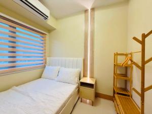 1bedroom with balcony PoolView at Shore3 near MOA and NAIA with Netflix and Pool newlyturnover unit