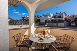 Apt Rosa Walk To Beach with Balcony - Happy Rentals